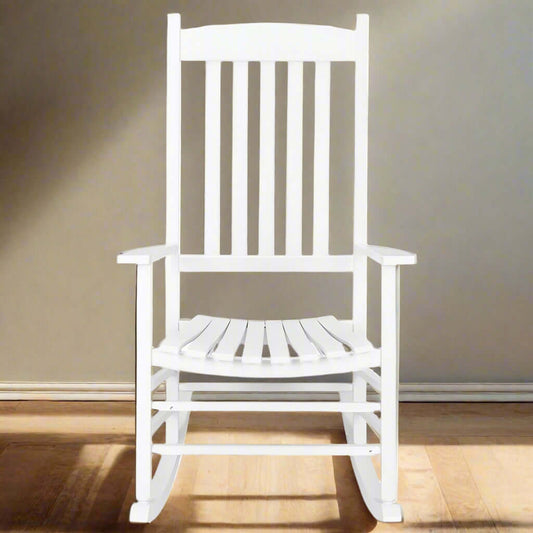Mecedora de madera blanca