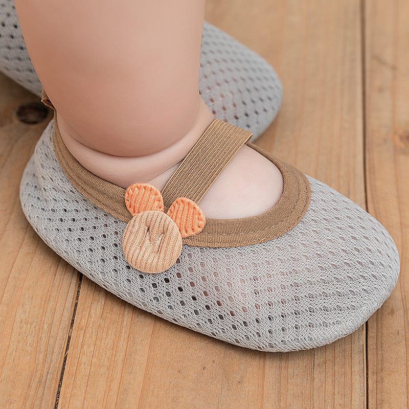 Get your little one ready to take their first steps with our adorable mesh shoe/socks! Featuring a non-slip design, these unisex footwear are perfect for indoor learning to walk. Keep your baby safe and stylish as they explore their surroundings. Choose f