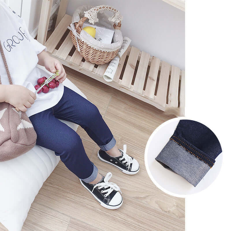 Boys and girls' jean leggings in navy, worn with a white shirt and black sneakers, perfect for kids' casual outings.