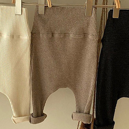 Get ready to elevate your baby's style game with these fabulously cozy high waist leggings. Made from soft cotton and available in a range of neutral colors, these leggings are perfect for any occasion - whether it's a day spent indoors or an adventure ou