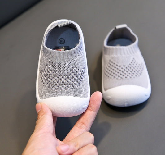 Experience the ultimate comfort and support for your little ones with these soft bottom shoes. Made with high-quality fabric and featuring intricate embroidery, these shoes are designed to provide the perfect fit for your baby's first steps. The low tube