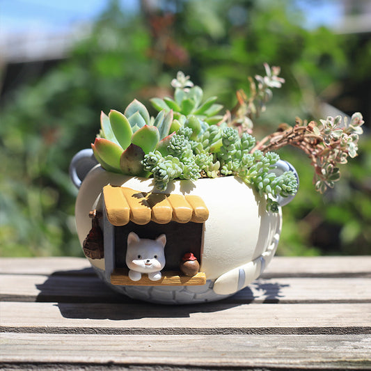 Sturdy, long-lasting succulent flower pot made of corrosion-resistant resin. Features whimsical fox cafe or cat bistro designs for added charm!