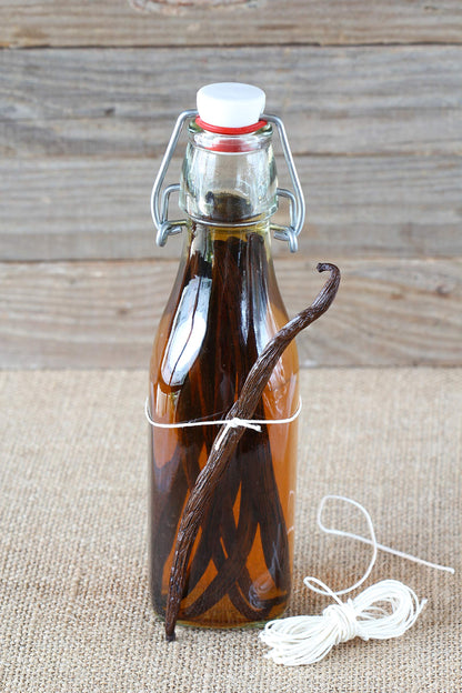 Homemade Vanilla Extract Kit | DIY | 1 Ounce of Premium Organic Madagascar Grade A Vanilla Beans 6-7 inches (Appoximately 8-10 Beans) with 8.5 oz Swing Top Glass Bottle | For Cooking and Baking