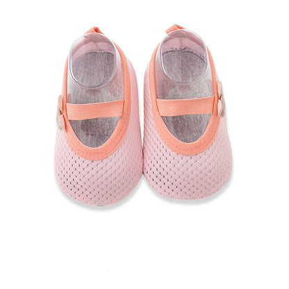 Get your little one ready to take their first steps with our adorable mesh shoe/socks! Featuring a non-slip design, these unisex footwear are perfect for indoor learning to walk. Keep your baby safe and stylish as they explore their surroundings. Choose f