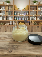 Exfoliante corporal de azúcar emulsionante en tarro con cuchara, ideal para una piel suave y radiante.
