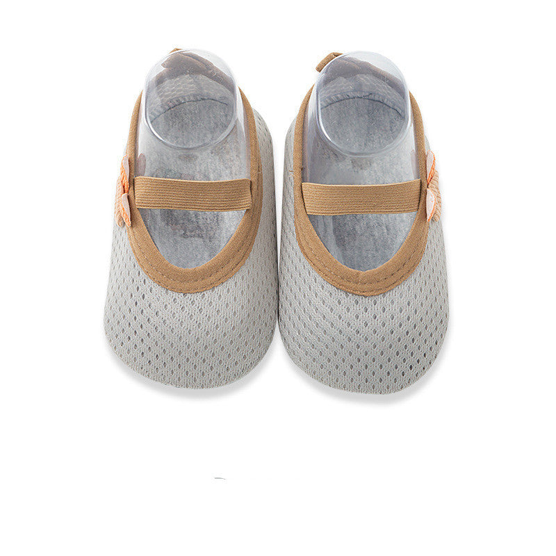 Get your little one ready to take their first steps with our adorable mesh shoe/socks! Featuring a non-slip design, these unisex footwear are perfect for indoor learning to walk. Keep your baby safe and stylish as they explore their surroundings. Choose f